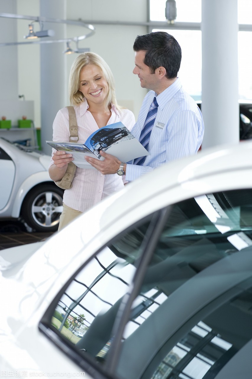 專業(yè)與耐心 汽車銷售員如何與女顧客有效溝通